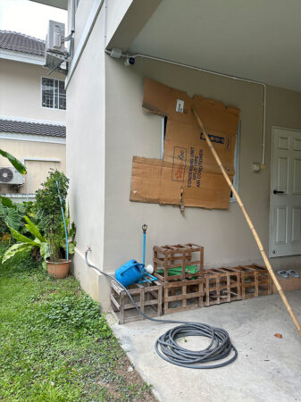 ป้องกันหน้าต่าง ส่วนที่เป็นกระจก เพื่อไม่ให้เศษหินกระเด็นใส่ เนื่องจากอาจทำให้เกิดความเสียหายได้