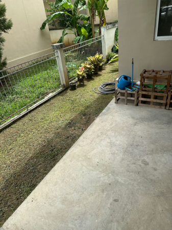 พื้นบ้านสะอาดเหมือนก่อนตัดหญ้า ด้วยลุงกับผ้าช่วยกันกวาดเศษหญ้า หลังจากตัดหญ้าเรียบร้อยแล้ว